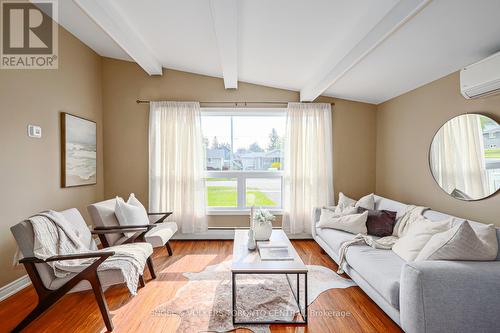 594 Oak Street, Collingwood, ON - Indoor Photo Showing Living Room