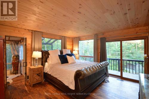 3227 Muskoka Street, Severn, ON - Indoor Photo Showing Bedroom