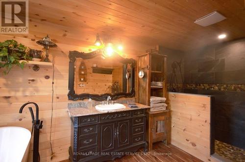 3227 Muskoka Street, Severn, ON - Indoor Photo Showing Bathroom