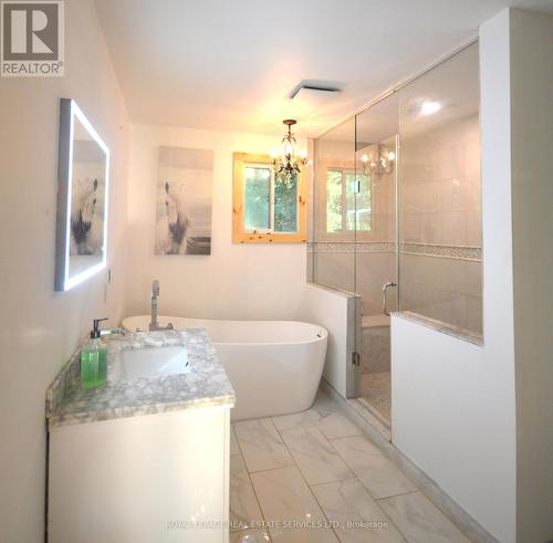 3227 Muskoka Street, Severn, ON - Indoor Photo Showing Bathroom