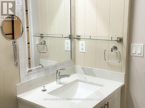 915 - 3939 Duke Of York Boulevard, Mississauga, ON - Indoor Photo Showing Bathroom