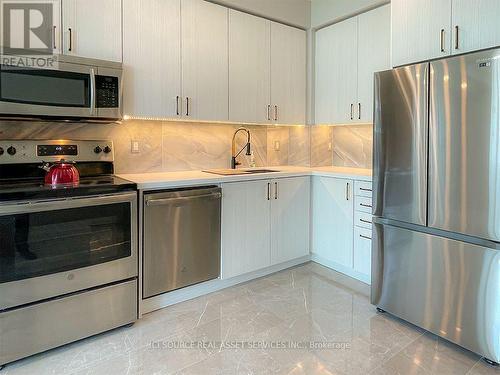 915 - 3939 Duke Of York Boulevard, Mississauga, ON - Indoor Photo Showing Kitchen With Upgraded Kitchen