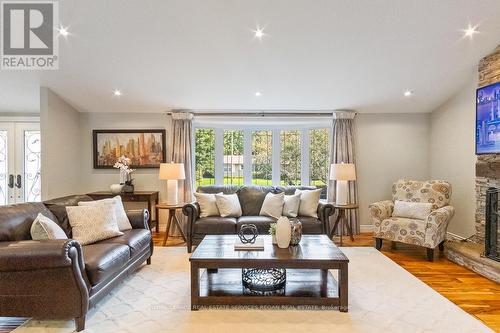 1381 Beemer Avenue, Mississauga, ON - Indoor Photo Showing Living Room