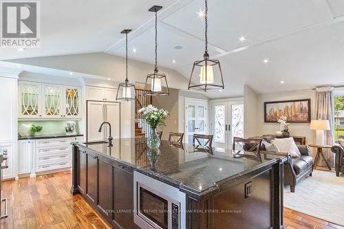 1381 Beemer Avenue, Mississauga, ON - Indoor Photo Showing Kitchen With Upgraded Kitchen