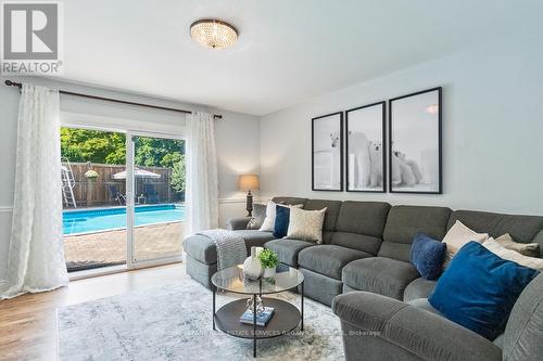 1381 Beemer Avenue, Mississauga, ON - Indoor Photo Showing Living Room