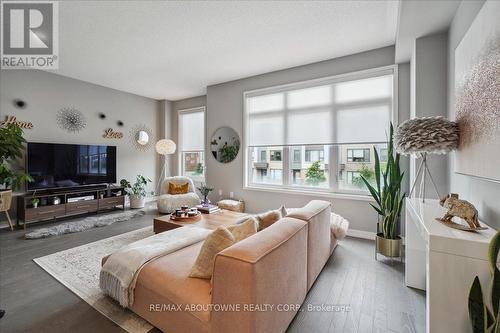 3081 Ernest Appelbe Boulevard W, Oakville, ON - Indoor Photo Showing Living Room