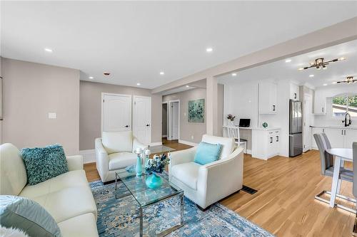 32 Miami Drive, Hamilton, ON - Indoor Photo Showing Living Room