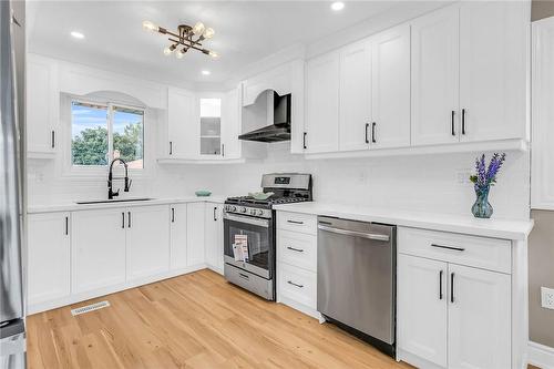 32 Miami Drive, Hamilton, ON - Indoor Photo Showing Kitchen With Upgraded Kitchen