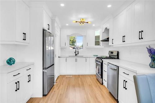 32 Miami Drive, Hamilton, ON - Indoor Photo Showing Kitchen With Upgraded Kitchen