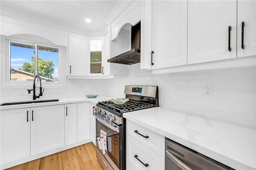 32 Miami Drive, Hamilton, ON - Indoor Photo Showing Kitchen With Upgraded Kitchen