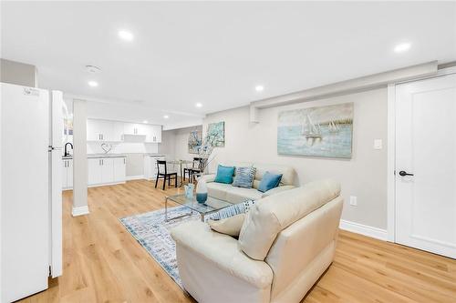 32 Miami Drive, Hamilton, ON - Indoor Photo Showing Living Room