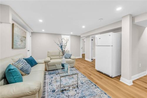 32 Miami Drive, Hamilton, ON - Indoor Photo Showing Living Room