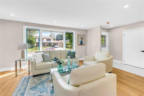 32 Miami Drive, Hamilton, ON - Indoor Photo Showing Living Room