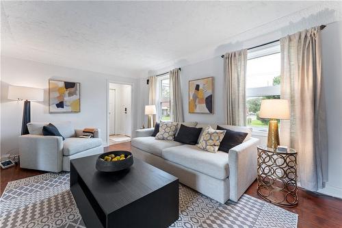 57 West 4Th Street, Hamilton, ON - Indoor Photo Showing Living Room