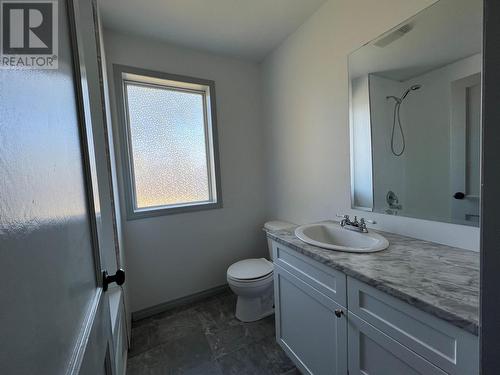 912 106 Avenue, Dawson Creek, BC - Indoor Photo Showing Bathroom