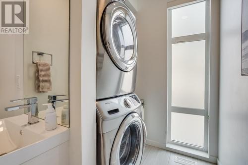 1515 Highland Drive N Unit# 21, Kelowna, BC - Indoor Photo Showing Laundry Room