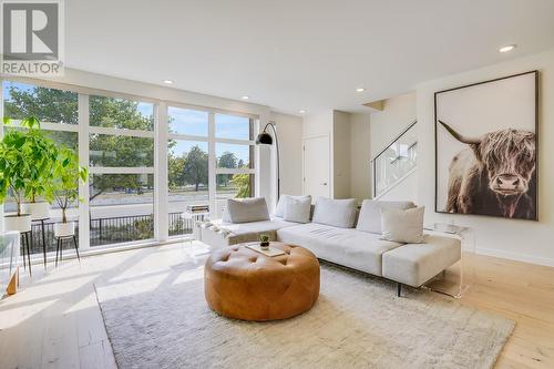 1515 Highland Drive N Unit# 21, Kelowna, BC - Indoor Photo Showing Living Room