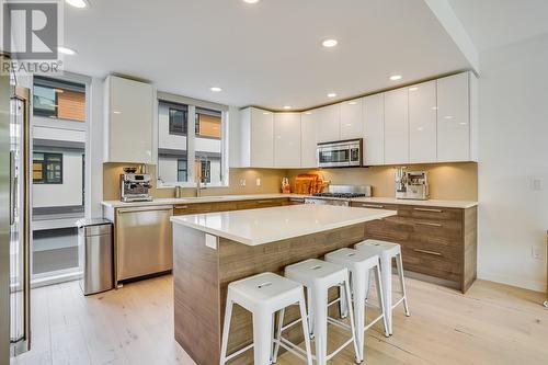 1515 Highland Drive N Unit# 21, Kelowna, BC - Indoor Photo Showing Kitchen With Upgraded Kitchen