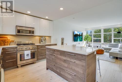 1515 Highland Drive N Unit# 21, Kelowna, BC - Indoor Photo Showing Kitchen