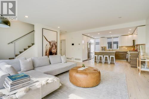 1515 Highland Drive N Unit# 21, Kelowna, BC - Indoor Photo Showing Living Room