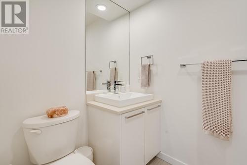 1515 Highland Drive N Unit# 21, Kelowna, BC - Indoor Photo Showing Bathroom