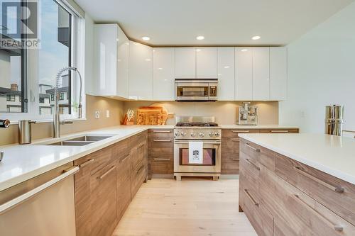 1515 Highland Drive N Unit# 21, Kelowna, BC - Indoor Photo Showing Kitchen With Double Sink