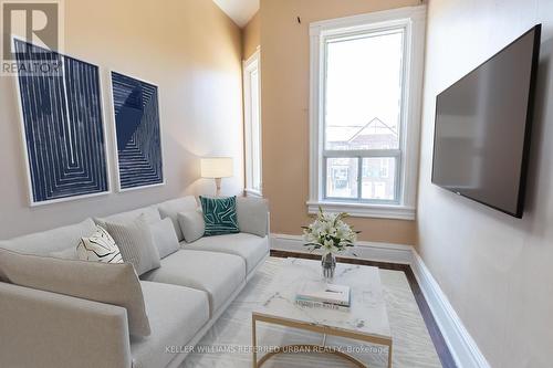 Upper - 577 Dufferin Street, Toronto, ON - Indoor Photo Showing Living Room