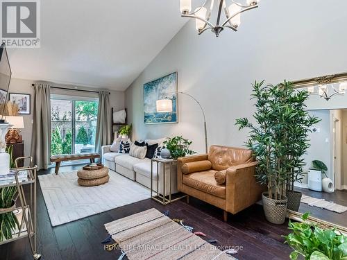 -21 - 2435 Woodward Avenue, Burlington, ON - Indoor Photo Showing Living Room