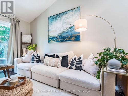 -21 - 2435 Woodward Avenue, Burlington, ON - Indoor Photo Showing Living Room