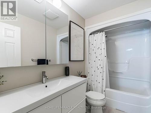 -21 - 2435 Woodward Avenue, Burlington, ON - Indoor Photo Showing Bathroom