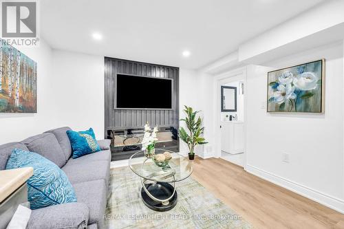 64 Viceroy Court, Hamilton (Hill Park), ON - Indoor Photo Showing Living Room