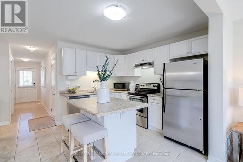 5812 Osprey Avenue, Niagara Falls, ON - Indoor Photo Showing Kitchen