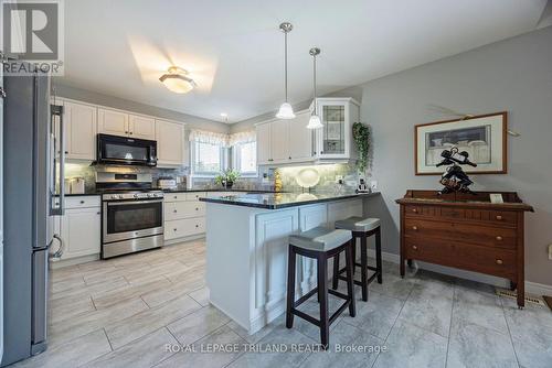 31 Vineden Drive, St. Thomas, ON - Indoor Photo Showing Kitchen With Upgraded Kitchen