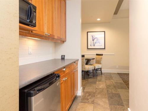 320/318-1376 Lynburne Pl, Langford, BC - Indoor Photo Showing Kitchen