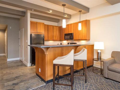 320/318-1376 Lynburne Pl, Langford, BC - Indoor Photo Showing Kitchen