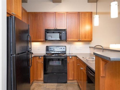 320/318-1376 Lynburne Pl, Langford, BC - Indoor Photo Showing Kitchen With Double Sink