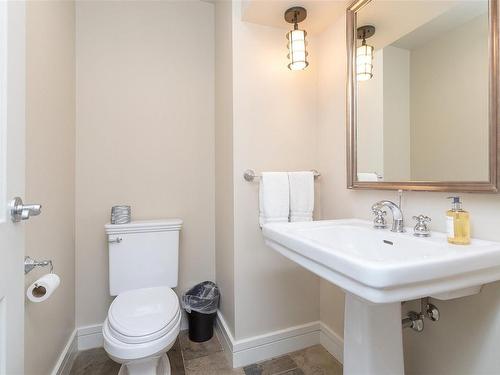 320/318-1376 Lynburne Pl, Langford, BC - Indoor Photo Showing Bathroom