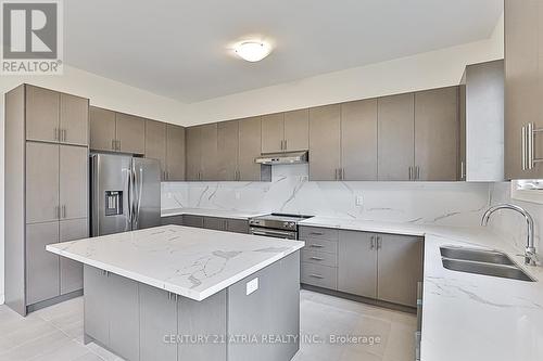 87 Current Drive, Richmond Hill, ON - Indoor Photo Showing Kitchen With Double Sink