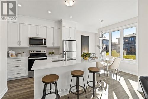 7101 Parsa Street, Niagara Falls, ON - Indoor Photo Showing Kitchen With Upgraded Kitchen