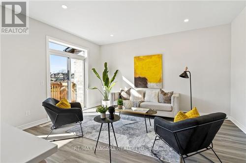 7101 Parsa Street, Niagara Falls, ON - Indoor Photo Showing Living Room