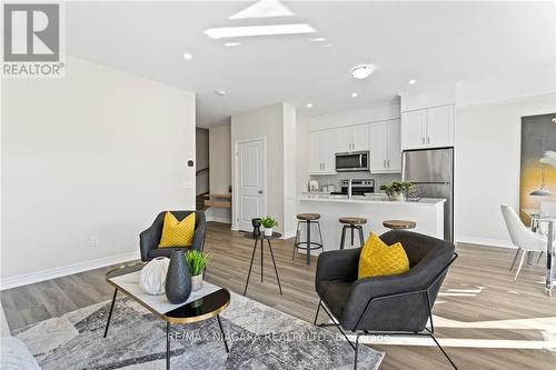 7101 Parsa Street, Niagara Falls, ON - Indoor Photo Showing Living Room