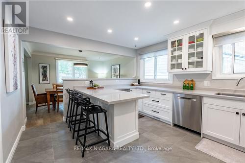 10 Wedgewood Court, St. Catharines, ON - Indoor Photo Showing Kitchen