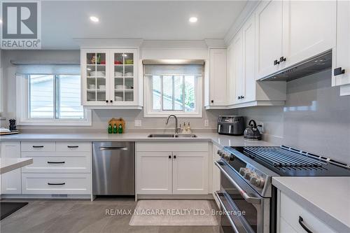 10 Wedgewood Court, St. Catharines, ON - Indoor Photo Showing Kitchen With Double Sink With Upgraded Kitchen