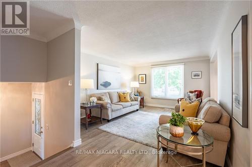 10 Wedgewood Court, St. Catharines, ON - Indoor Photo Showing Living Room