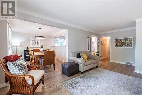 10 Wedgewood Court, St. Catharines, ON - Indoor Photo Showing Living Room