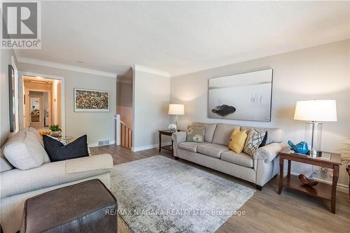 10 Wedgewood Court, St. Catharines, ON - Indoor Photo Showing Living Room