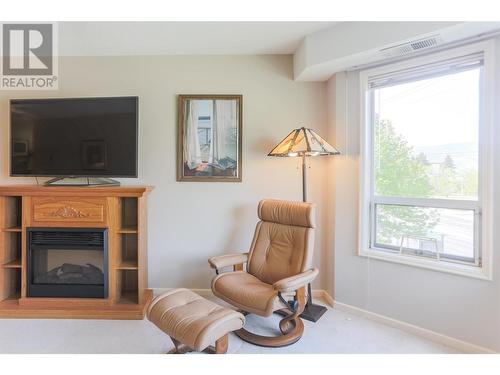 3157 Casorso Road Unit# 213, Kelowna, BC - Indoor Photo Showing Living Room With Fireplace