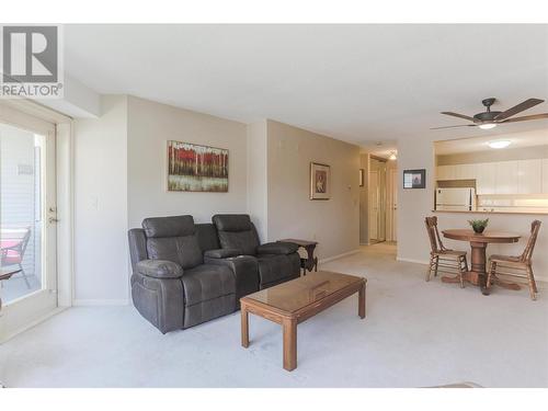 3157 Casorso Road Unit# 213, Kelowna, BC - Indoor Photo Showing Living Room