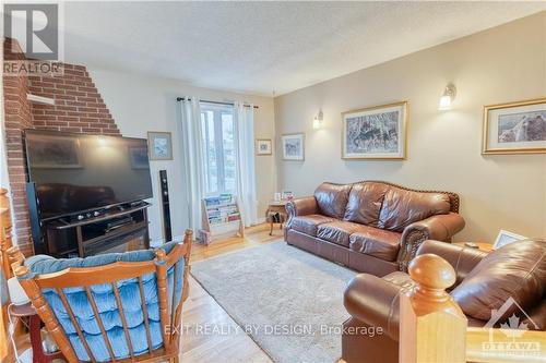 8 Vista Crescent, North Grenville, ON - Indoor Photo Showing Living Room