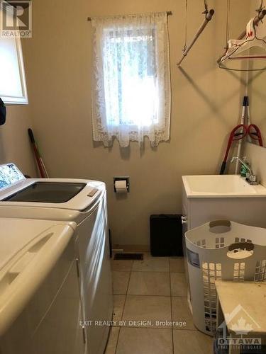 8 Vista Crescent, North Grenville, ON - Indoor Photo Showing Laundry Room